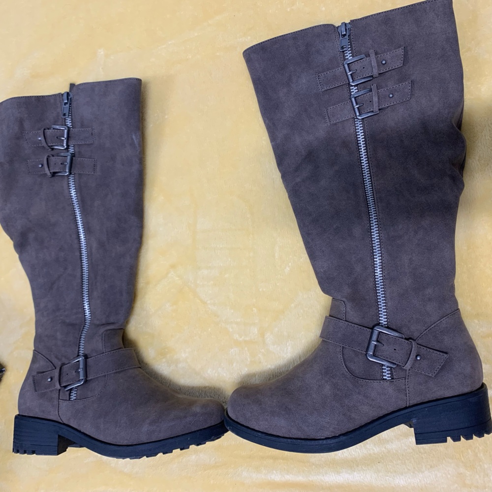 Like new, worn once Torrid size 9.5w knee high boots. Dark gray in person.